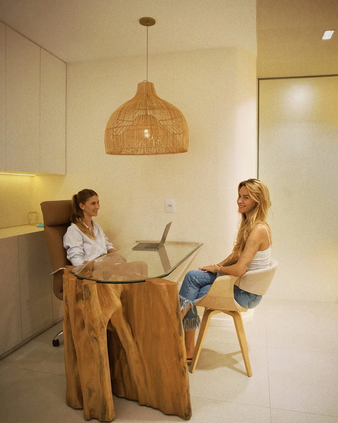 Sala de pré-consulta com mesa de madeira